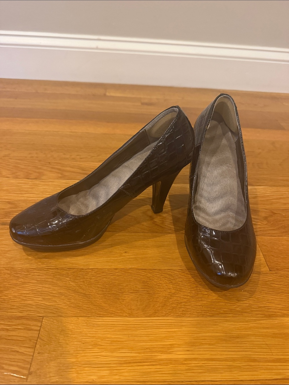 Women's Black Croc-Embossed High Heel Pumps